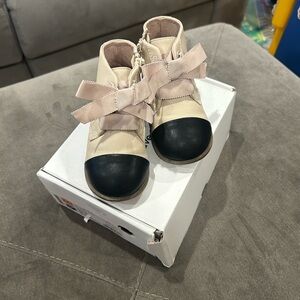 Stylish Kids Shoes with Bow Accents (pre owned)